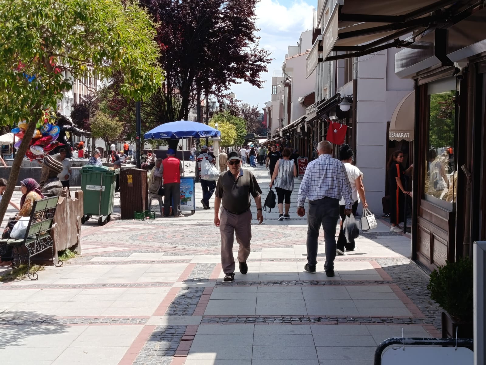 Edirne’de etkisini artıran hava sıcaklıkları, günlük yaşamı da etkiledi.